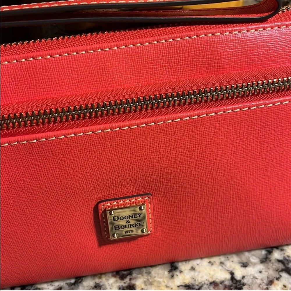 DOONEY&BOURKE 🐝🐝LEATHER WRISTLET - Picture 9 of 13